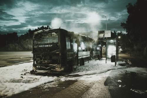 ausgebrannter Bus vor Haltestelle