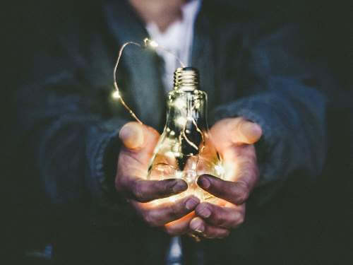 Glühbirne in Händen