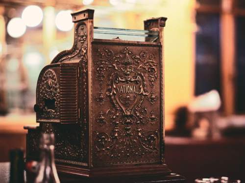 Kasse auf einem Tisch