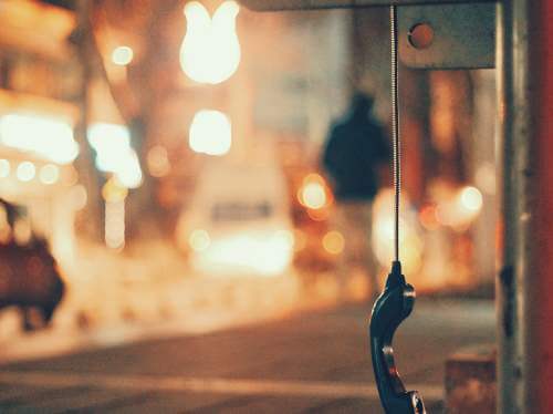 Hörer hängt in Telefonzelle